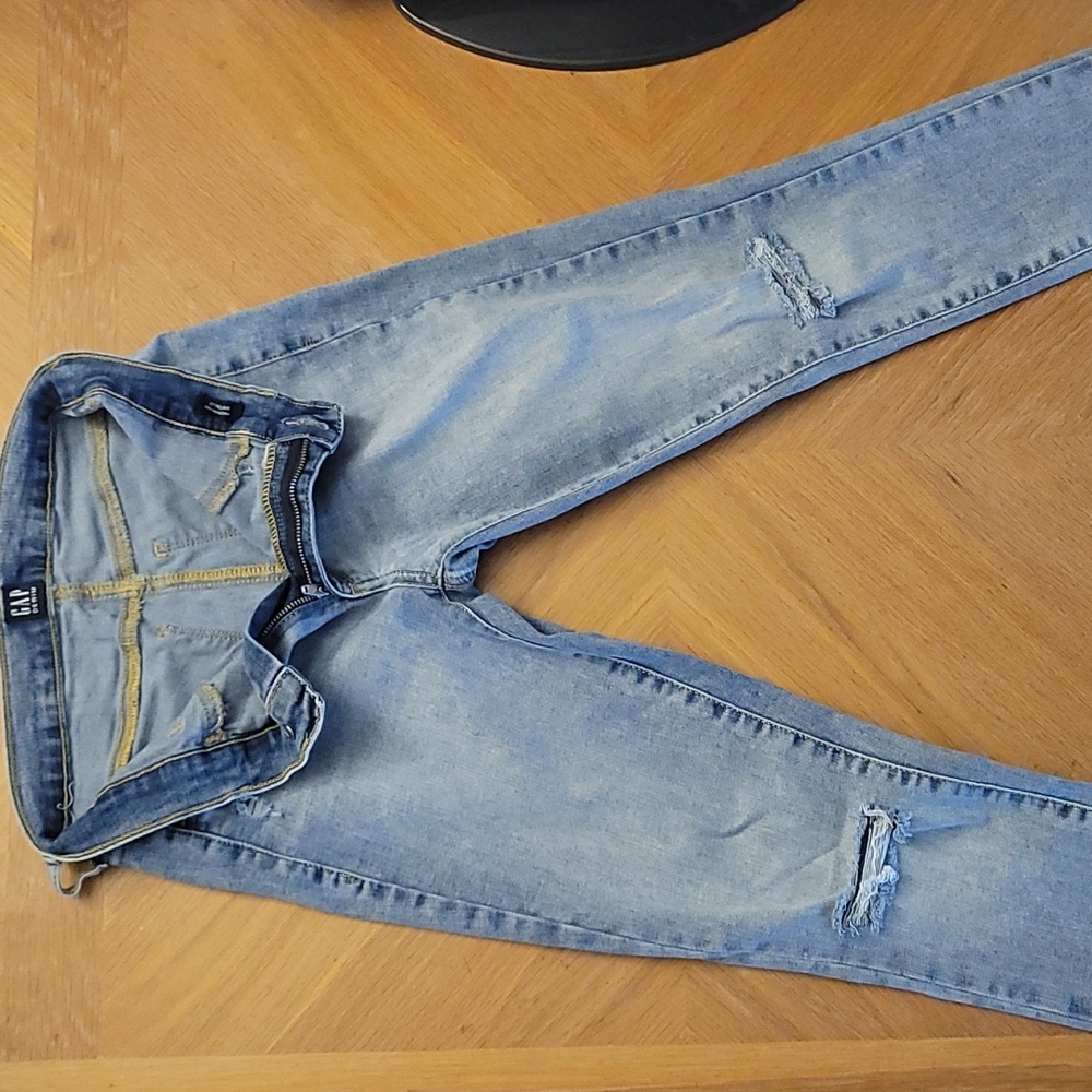 GAP favorite jeggings light blue jean. Very comfortable and has a nice stretch.